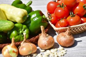 Tanier plný zmiešanej zeleniny ako paradajky paprika uhorka cibuľa.