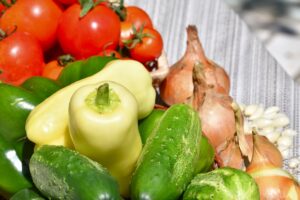 Tanier plný zmiešanej zeleniny ako paradajky paprika uhorka cibuľa.