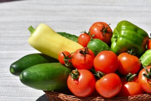 Tanier plný zmiešanej zeleniny ako paradajky paprika uhorka cibuľa.