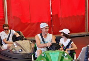 Rodina sa zabáva na autíčkach v zábavnom parku.